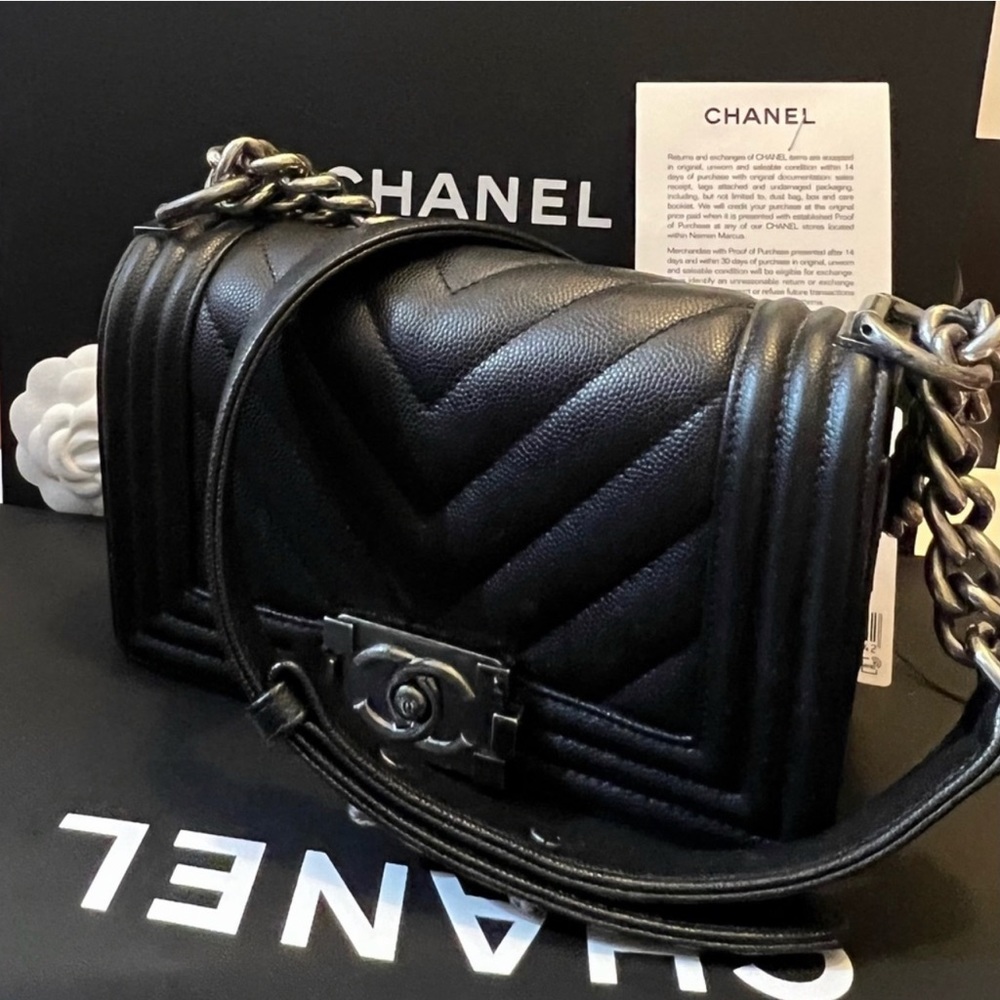 Authentic Chanel boy bag (23cm)